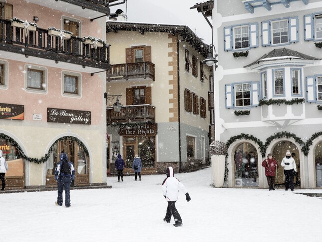 Val di Fassa - Moena - Shopping among the craft stores and typical markets of the centre