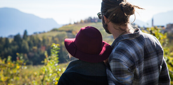Val di Non - Coppia guarda il panorama