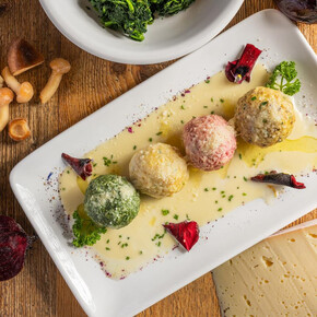 Poker di canederli su fondutina leggera al Cher de