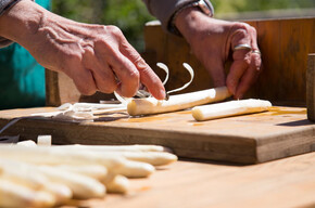 Frittata di asparagi di Zambana su pane croccante