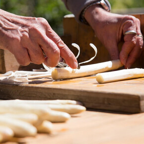 Frittata di asparagi di Zambana su pane croccante