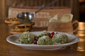 Strangolapreti ripieni alla ricotta con burro alle nocciole