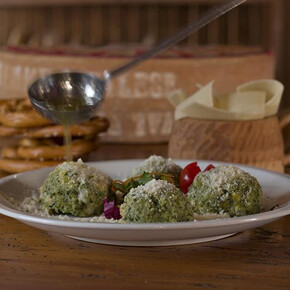 Salted spinach Strangolapreti filled with ricotta