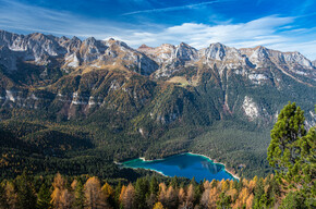 Die schönsten Herbstwanderungen am Wasser: Wenn die Trentiner Seen vor bunten Wäldern leuchten