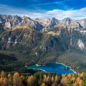 Herfst in het berglandschap van Trentino