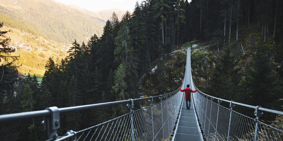 Cross the Ragaiolo bridge