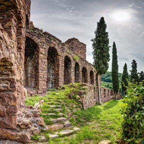 УЕДИНЕННЫЕ И НЕМНОГО ТАИНСТВЕННЫЕ...