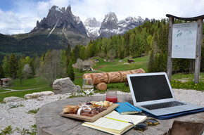 LAVORARE DA UNA SCRIVANIA CON VISTA 