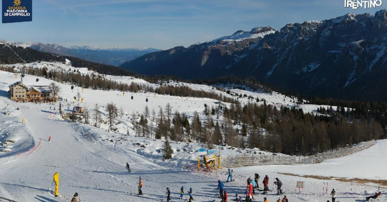 Webcam Madonna di Campiglio (Skiarea Campiglio Dolomiti di Brenta - Val di Sole Val Rendena) - Rifugio Viviani