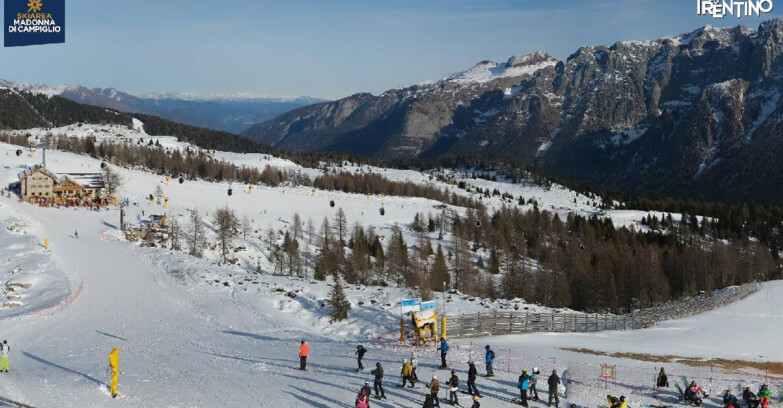 Webcam Madonna di Campiglio (Skiarea Campiglio Dolomiti di Brenta - Val di Sole Val Rendena) - Rifugio Viviani