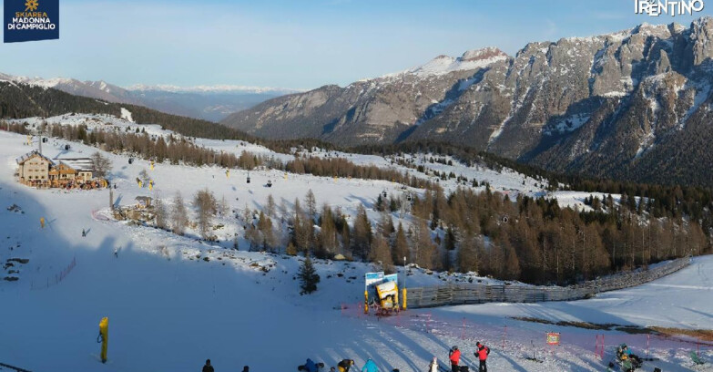 Webcam Madonna di Campiglio (Skiarea Campiglio Dolomiti di Brenta - Val di Sole Val Rendena) - Rifugio Viviani