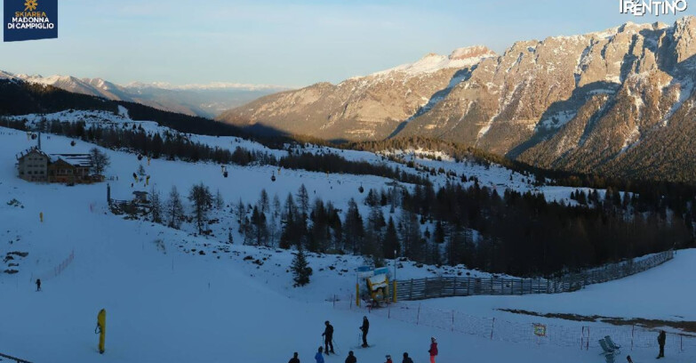 Webcam Madonna di Campiglio (Skiarea Campiglio Dolomiti di Brenta - Val di Sole Val Rendena) - Rifugio Viviani