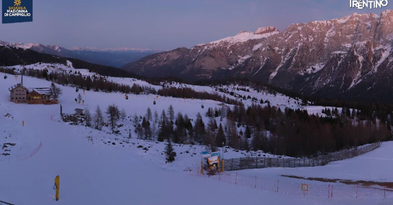 Webcam Madonna di Campiglio (Skiarea Campiglio Dolomiti di Brenta - Val di Sole Val Rendena) - Rifugio Viviani