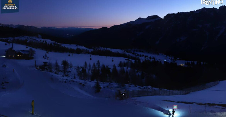 Webcam Madonna di Campiglio (Skiarea Campiglio Dolomiti di Brenta - Val di Sole Val Rendena) - Rifugio Viviani