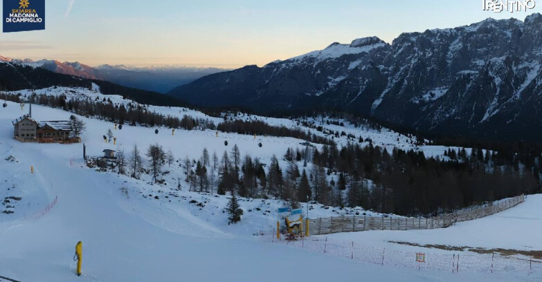 Webcam Madonna di Campiglio (Skiarea Campiglio Dolomiti di Brenta - Val di Sole Val Rendena) - Rifugio Viviani