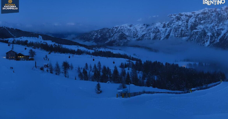 Webcam Madonna di Campiglio (Skiarea Campiglio Dolomiti di Brenta - Val di Sole Val Rendena) - Rifugio Viviani