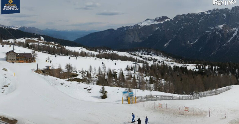 Webcam Madonna di Campiglio (Skiarea Campiglio Dolomiti di Brenta - Val di Sole Val Rendena) - Rifugio Viviani