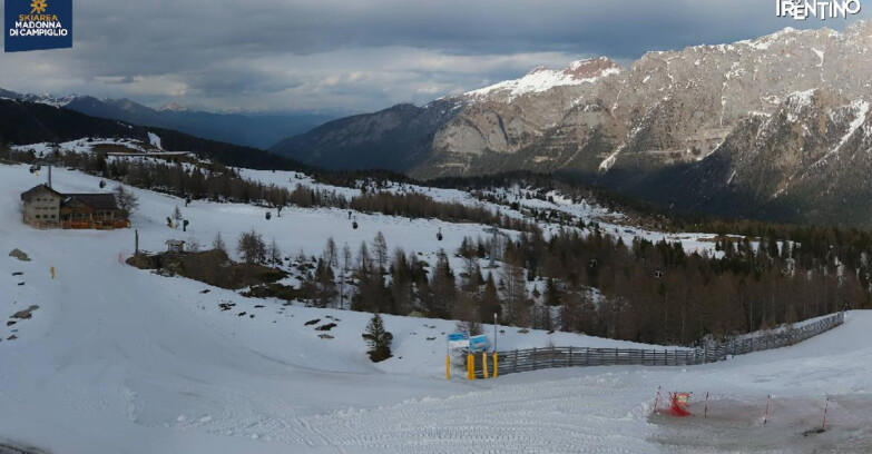 Webcam Madonna di Campiglio (Skiarea Campiglio Dolomiti di Brenta - Val di Sole Val Rendena) - Rifugio Viviani