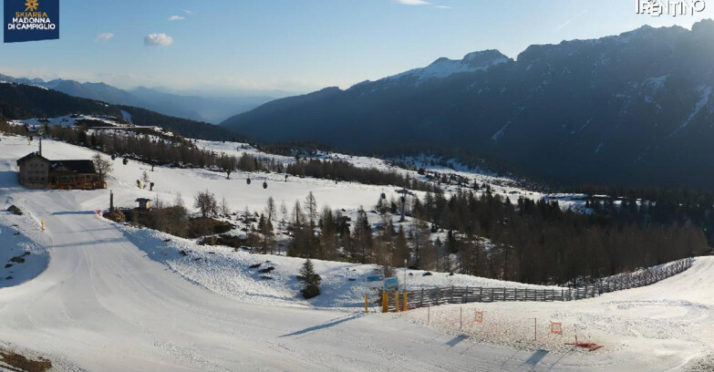 Webcam Madonna di Campiglio (Skiarea Campiglio Dolomiti di Brenta - Val di Sole Val Rendena) - Rifugio Viviani