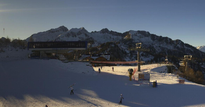 Webcam Skiarea Campiglio Dolomiti di Brenta Val di Sole Val Rendena - Seggiovia Orso Bruno 