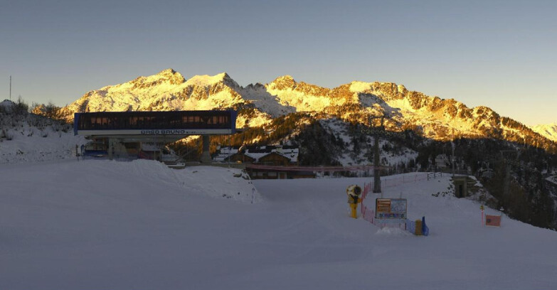 Webcam Skiarea Campiglio Dolomiti di Brenta Val di Sole Val Rendena - Seggiovia Orso Bruno 