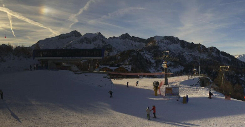 Webcam Ski area Campiglio Dolomiti di Brenta Val di Sole Val Rendena - Seggiovia Orso Bruno 