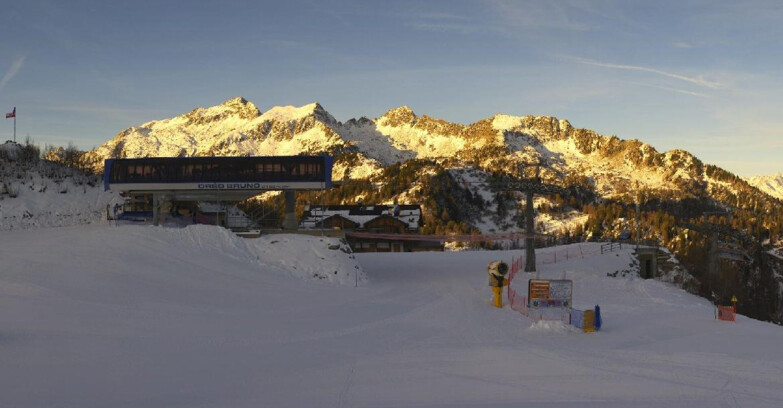 Webcam Ski area Campiglio Dolomiti di Brenta Val di Sole Val Rendena - Seggiovia Orso Bruno 