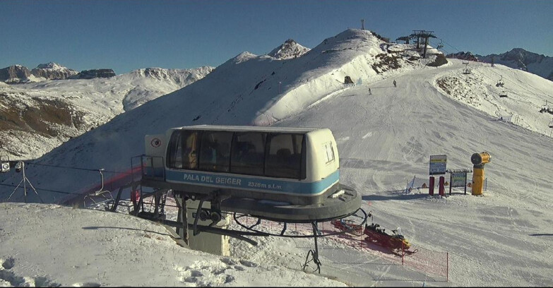 Webcam Pozza di Fassa-Aloch-Buffaure  - Pala del Geiger, sullo sfondo il Pordoi