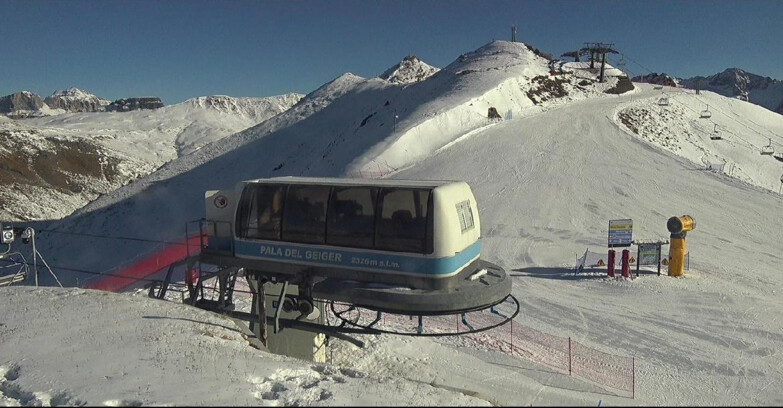 Webcam Pozza di Fassa-Aloch-Buffaure  - Pala del Geiger, sullo sfondo il Pordoi
