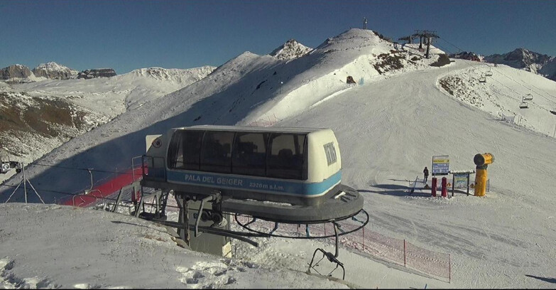 Webcam Pozza di Fassa-Aloch-Buffaure  - Pala del Geiger, sullo sfondo il Pordoi
