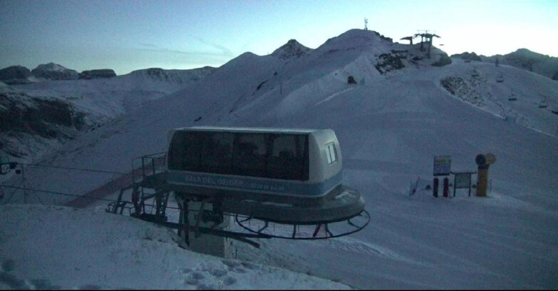 Webcam Pozza di Fassa-Aloch-Buffaure  - Pala del Geiger, sullo sfondo il Pordoi