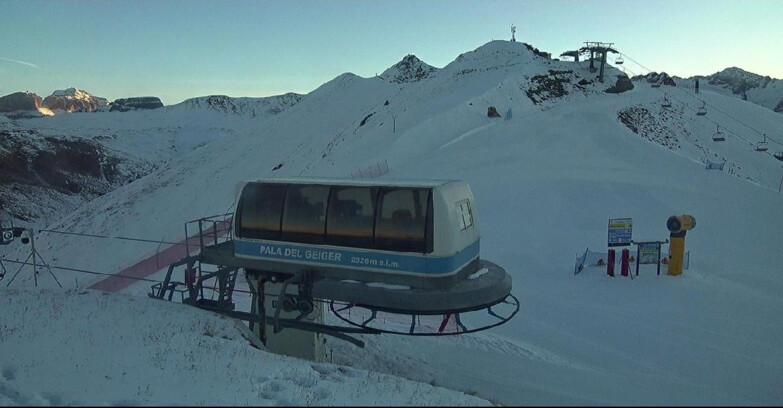 Webcam Pozza di Fassa-Aloch-Buffaure  - Pala del Geiger, sullo sfondo il Pordoi