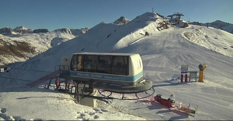 Webcam Pozza di Fassa-Aloch-Buffaure  - Pala del Geiger, sullo sfondo il Pordoi