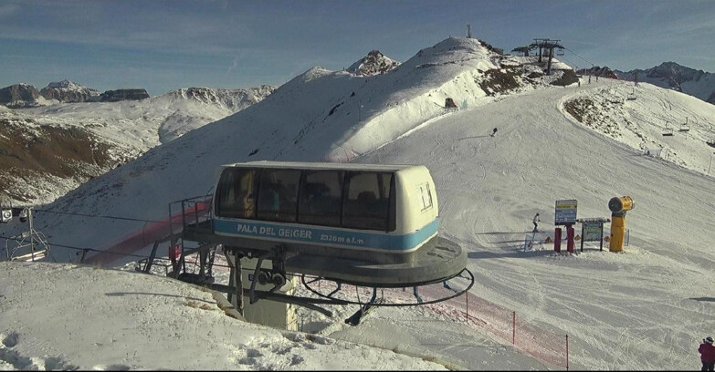 Webcam Pozza di Fassa-Aloch-Buffaure  - Pala del Geiger, sullo sfondo il Pordoi
