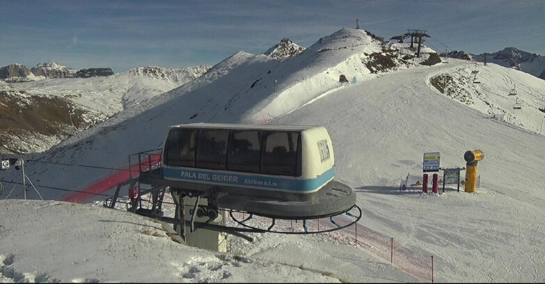 Webcam Pozza di Fassa-Aloch-Buffaure  - Pala del Geiger, sullo sfondo il Pordoi