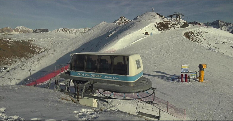 Webcam Pozza di Fassa-Aloch-Buffaure  - Pala del Geiger, sullo sfondo il Pordoi