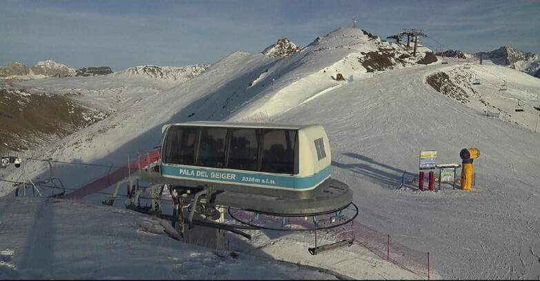 Webcam Pozza di Fassa-Aloch-Buffaure  - Pala del Geiger, sullo sfondo il Pordoi