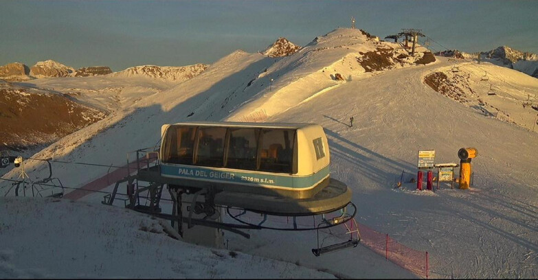 Webcam Pozza di Fassa-Aloch-Buffaure  - Pala del Geiger, sullo sfondo il Pordoi
