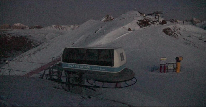 Webcam Pozza di Fassa-Aloch-Buffaure  - Pala del Geiger, sullo sfondo il Pordoi