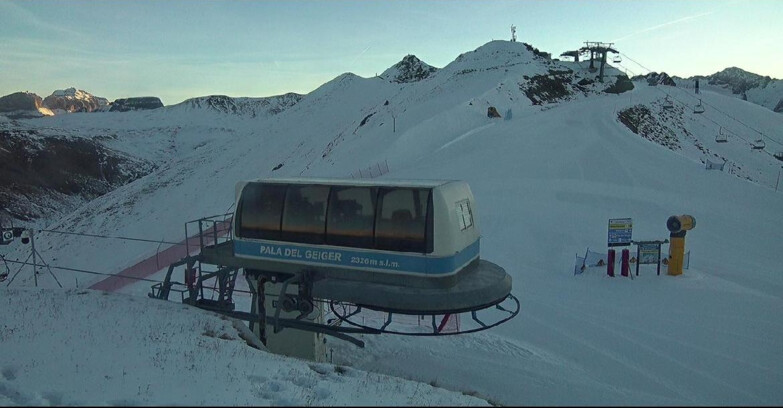 Webcam Pozza di Fassa-Aloch-Buffaure  - Pala del Geiger, sullo sfondo il Pordoi