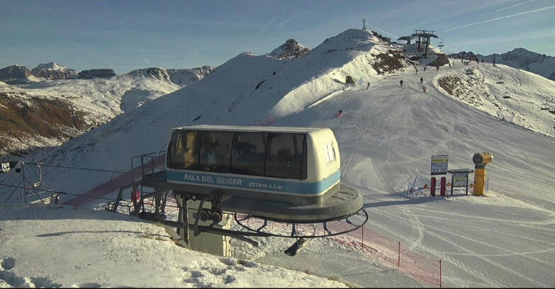 Webcam Pozza di Fassa-Aloch-Buffaure  - Pala del Geiger, sullo sfondo il Pordoi