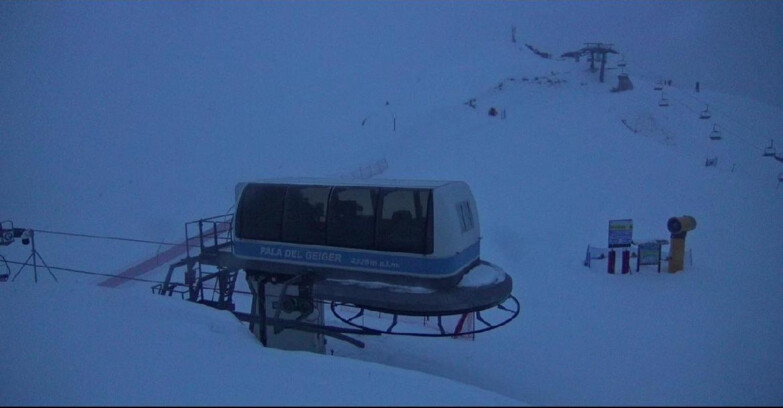 Webcam Поцца-ди-Фасса-Алок-Буффор  - Pala del Geiger, sullo sfondo il Pordoi