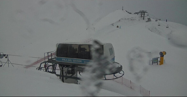 Webcam Поцца-ди-Фасса-Алок-Буффор  - Pala del Geiger, sullo sfondo il Pordoi