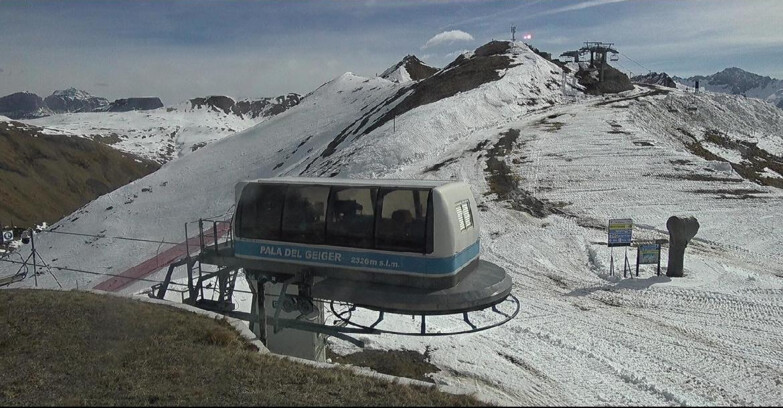 Webcam Pozza di Fassa-Aloch-Buffaure  - Pala del Geiger, sullo sfondo il Pordoi