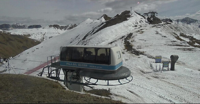 Webcam Pozza di Fassa-Aloch-Buffaure  - Pala del Geiger, sullo sfondo il Pordoi