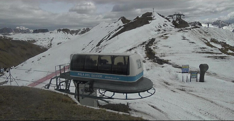 Webcam Pozza di Fassa-Aloch-Buffaure  - Pala del Geiger, sullo sfondo il Pordoi