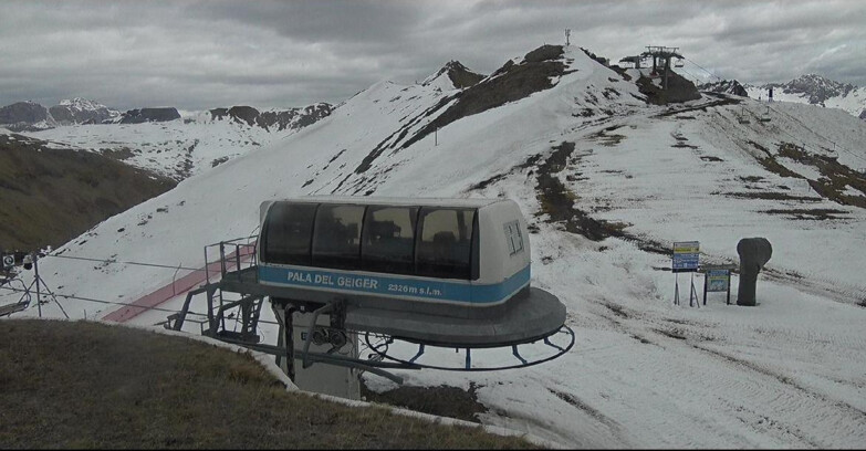 Webcam Pozza di Fassa-Aloch-Buffaure  - Pala del Geiger, sullo sfondo il Pordoi