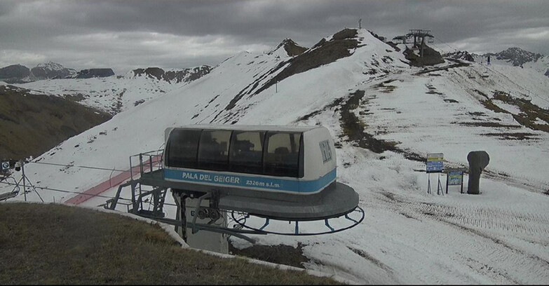 Webcam Pozza di Fassa-Aloch-Buffaure  - Pala del Geiger, sullo sfondo il Pordoi