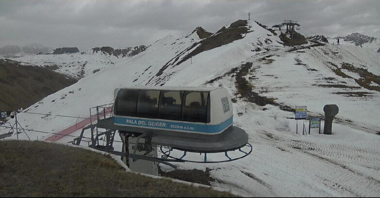 Webcam Pozza di Fassa-Aloch-Buffaure  - Pala del Geiger, sullo sfondo il Pordoi
