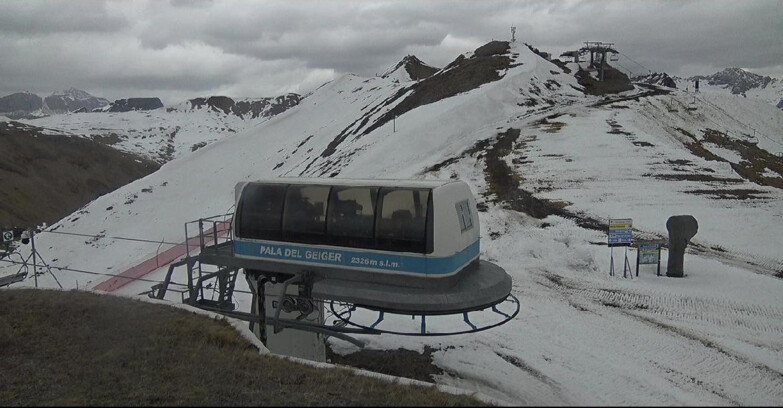 Webcam Pozza di Fassa-Aloch-Buffaure  - Pala del Geiger, sullo sfondo il Pordoi